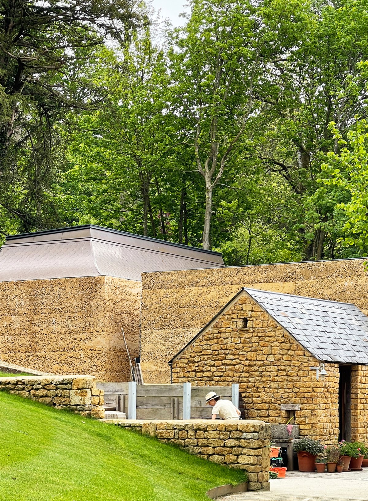 yinjispace-invisible-studio-x-rammed-earth-yoga-studio